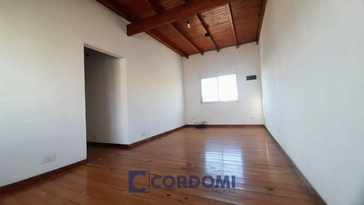 Apartamento tipo casa de 3 ambientes com 2 dormitórios em Lanús