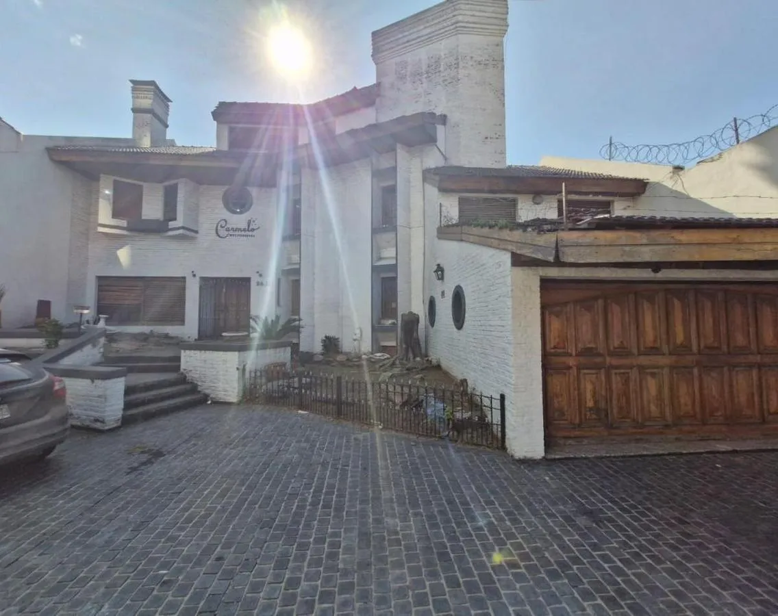 Casa de 8 ambientes apto profesional en San Justo