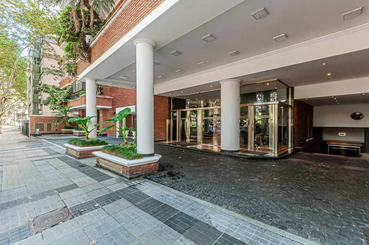 Four-room apartment with service room and two covered parking spaces in Flores