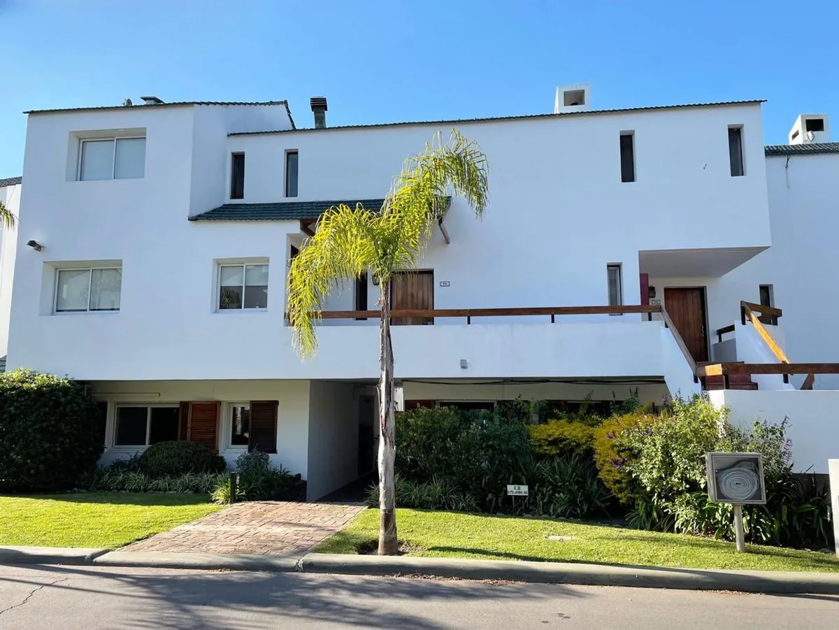 Two-bedroom apartment in Victoria, furnished and equipped