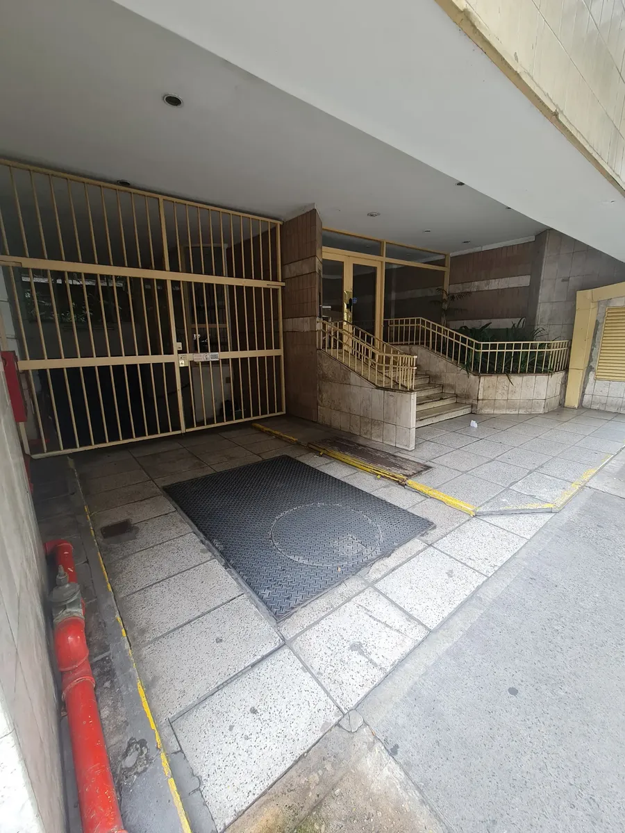 Departamento de 2 ambientes con balcón al frente y cochera en Balvanera