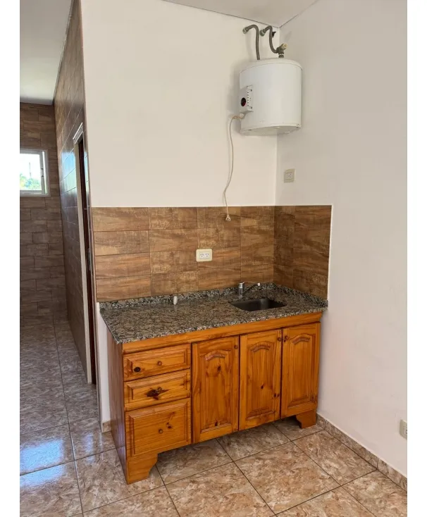 Kitnet com varanda no primeiro piso em Ituzaingó