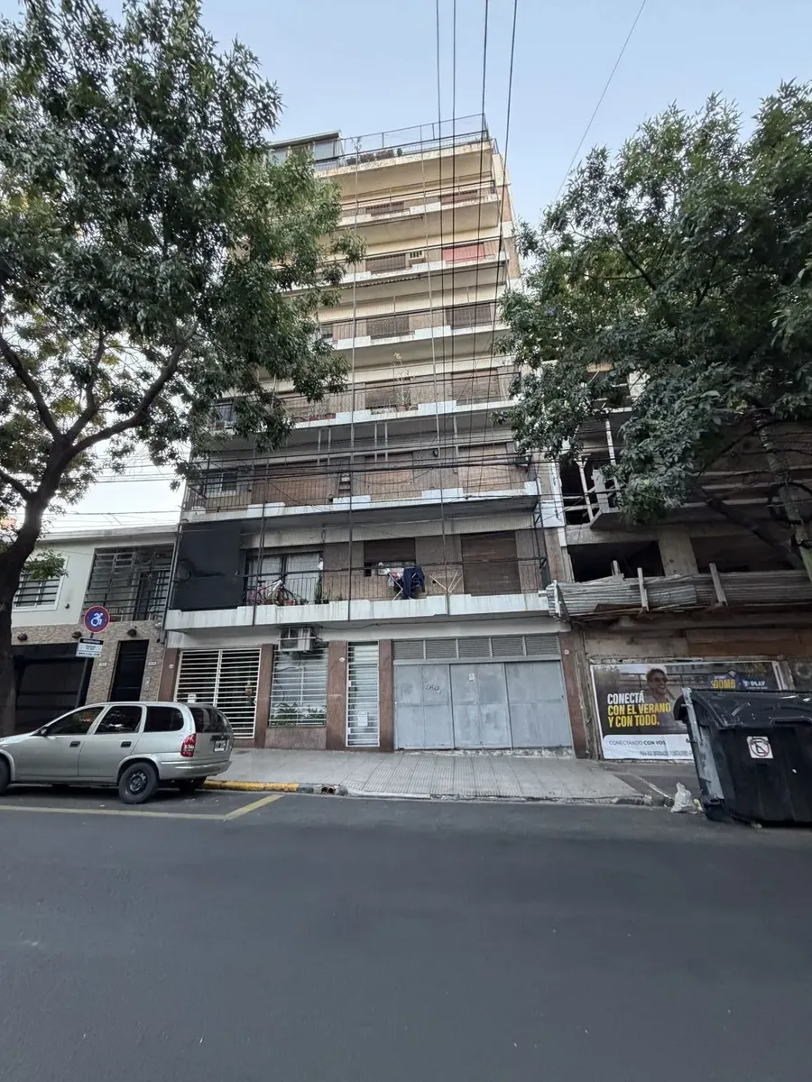 Departamento de 3 ambientes con balcón corrido en Parque Patricios