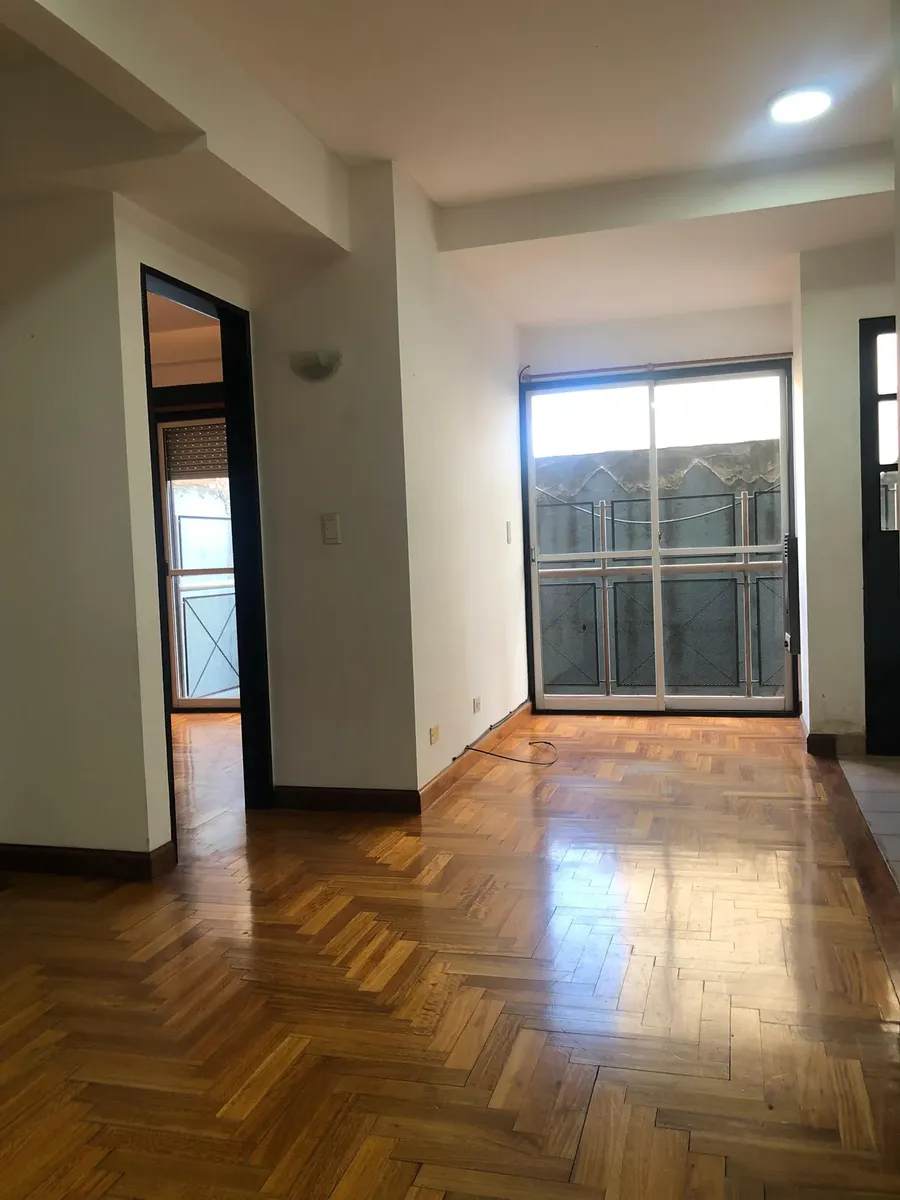 Apartamento de 2 ambientes com varanda no contrafrente em Lanús