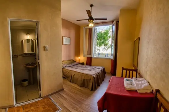 Комната с отдельной ванной в Hotel Familiar Residencial в Barracas