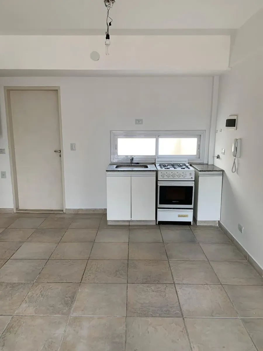 Kitnet com varanda, terraço e pátio em Villa Devoto