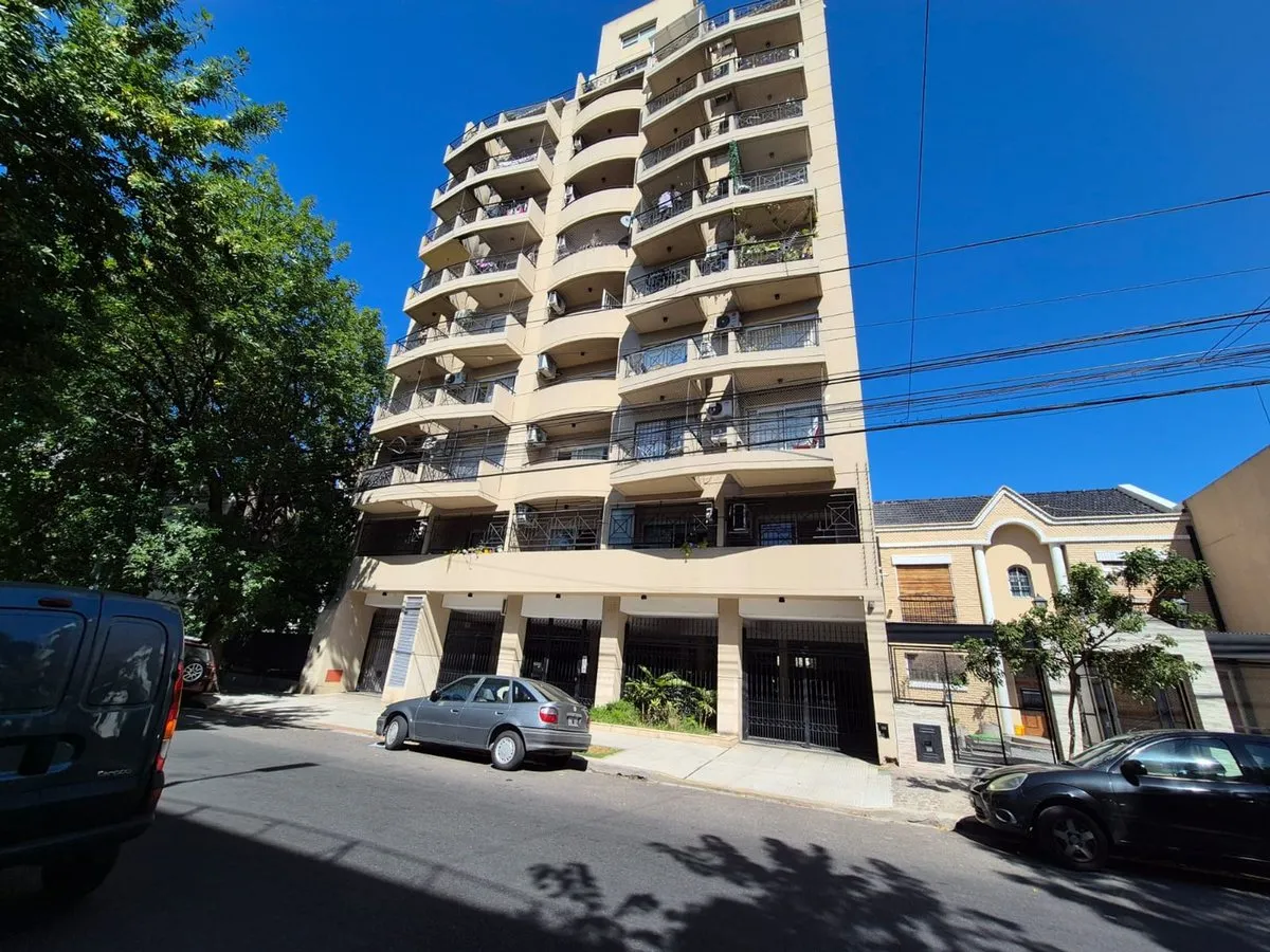 Kitnet com varanda de frente para a rua em Floresta