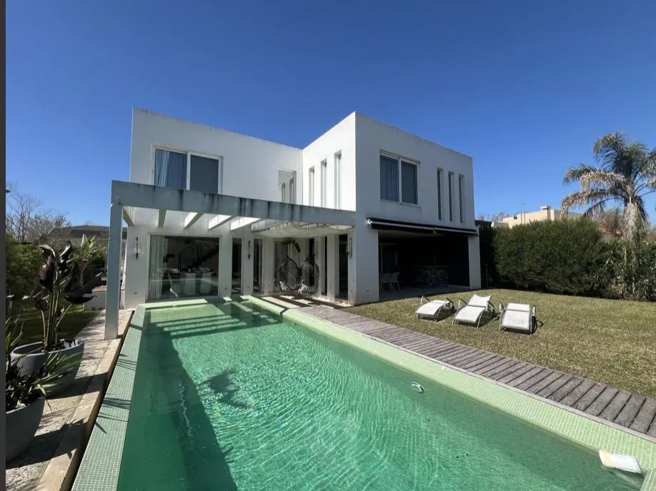 Furnished four-bedroom house in Los Castores, Nordelta