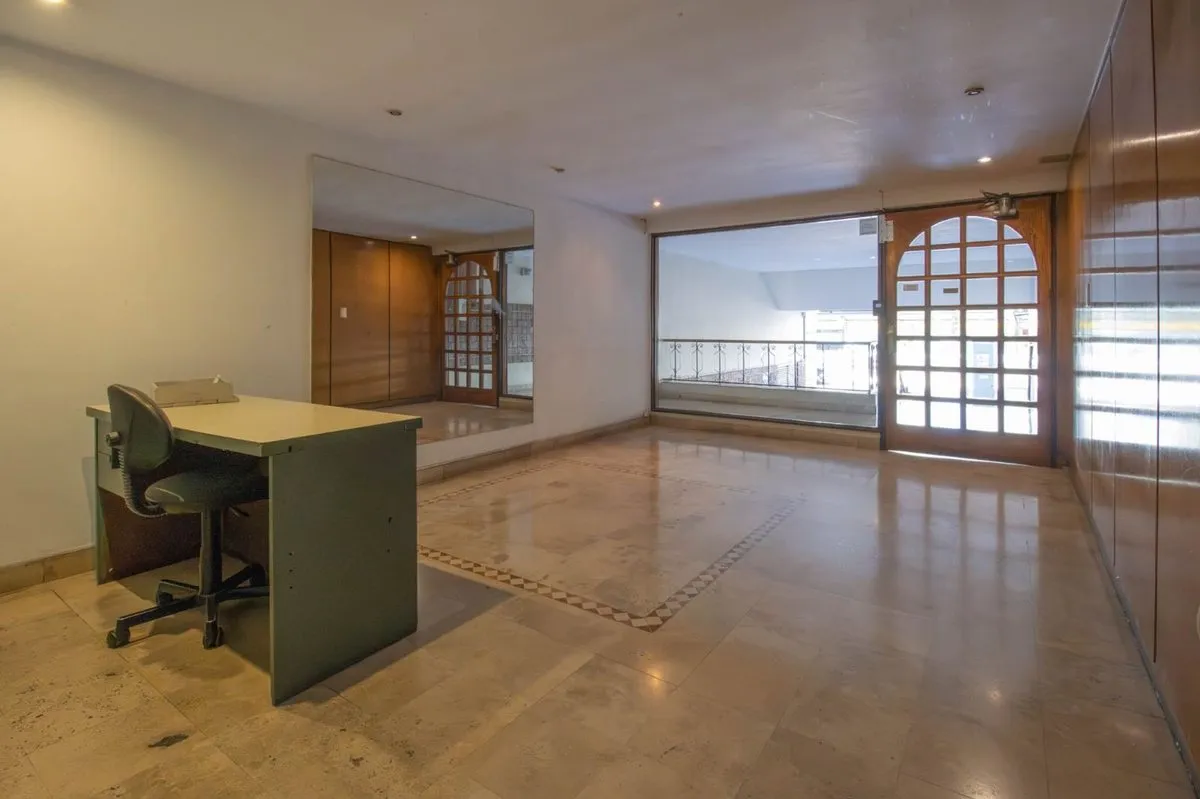 Трёхкомнатная квартира с парковочным местом и двумя кладовыми в Núñez