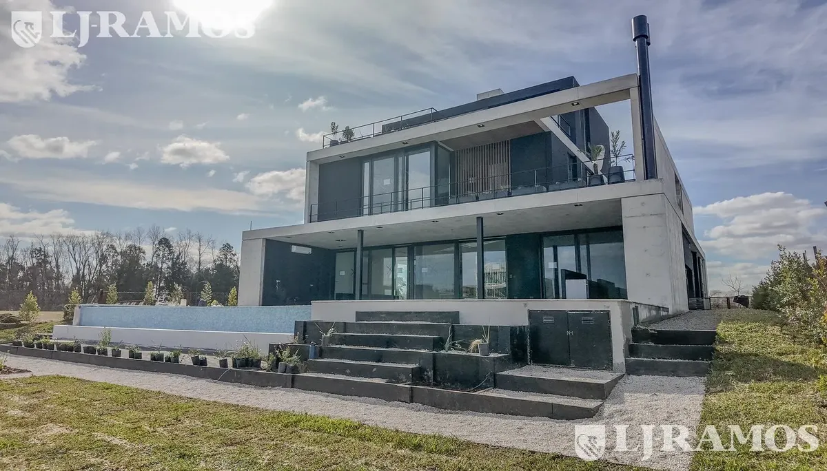 Casa em El Yacht, Nordelta, com 4 suítes e amarra própria