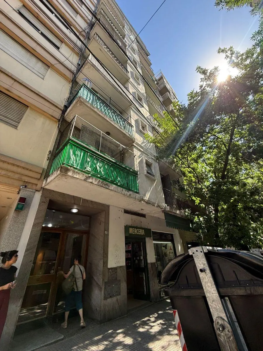 Kitnet com varanda reformada em Balvanera
