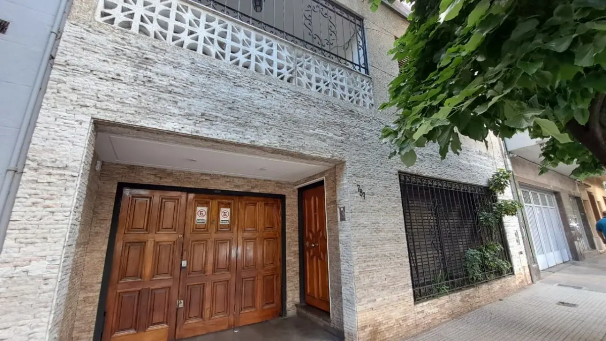 Casa de quatro dormitórios com piscina a reformar em Villa Crespo