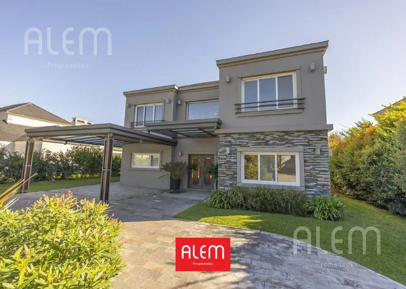Four-bedroom house with en-suite bedrooms in Esteban Echeverría