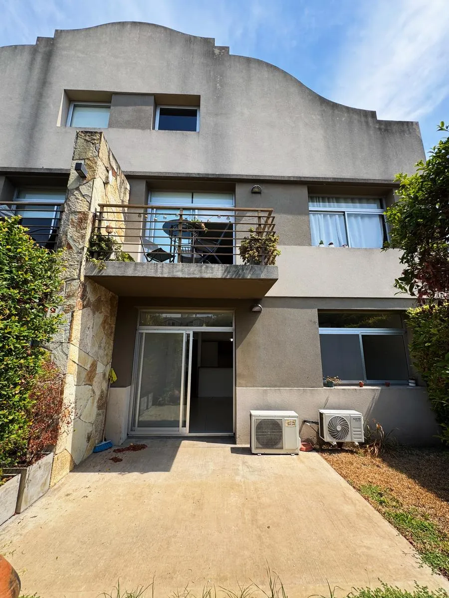 Departamento de 2 ambientes con jardín y cochera en San Fernando