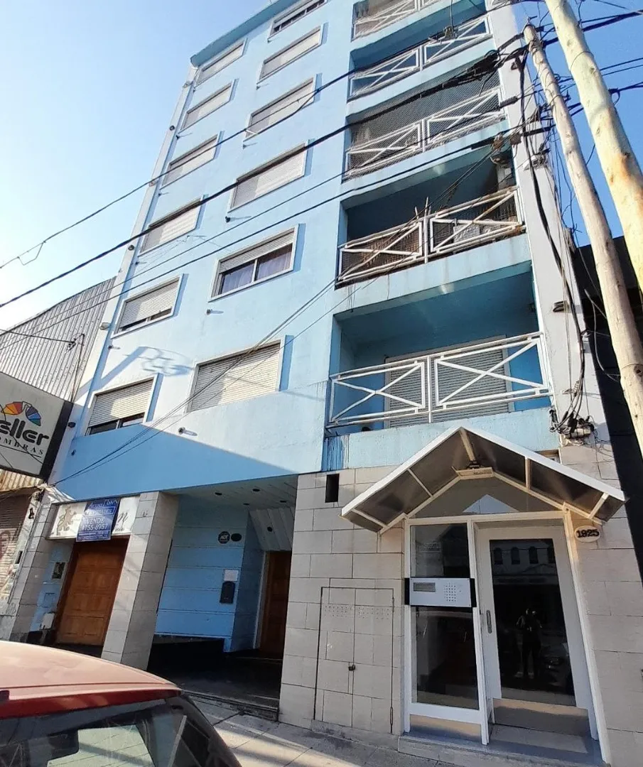 Departamento de 2 ambientes con balcón al frente en San Martín Centro