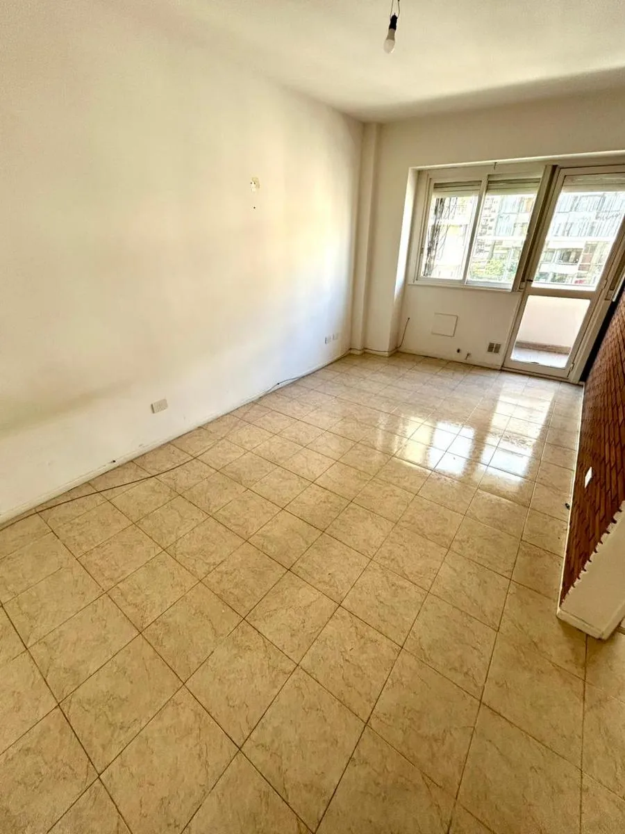 Departamento de 2 ambientes con balcón al frente en Almagro