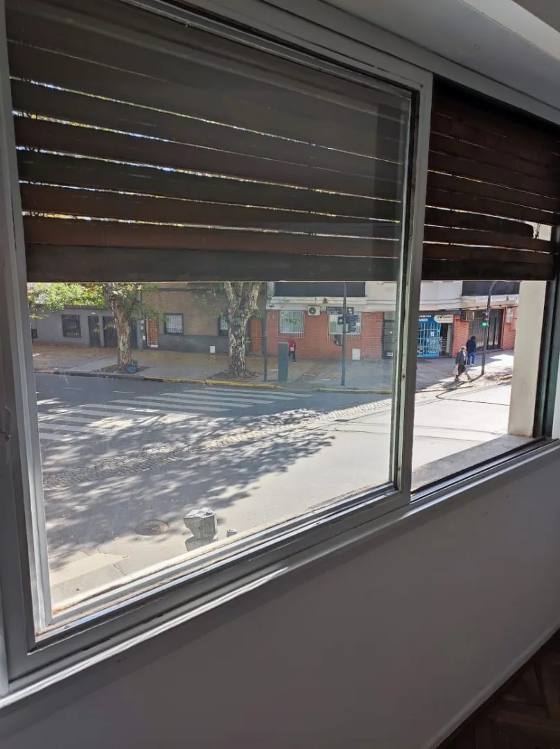 Departamento de 3 ambientes con balcón al frente en Villa Ortúzar