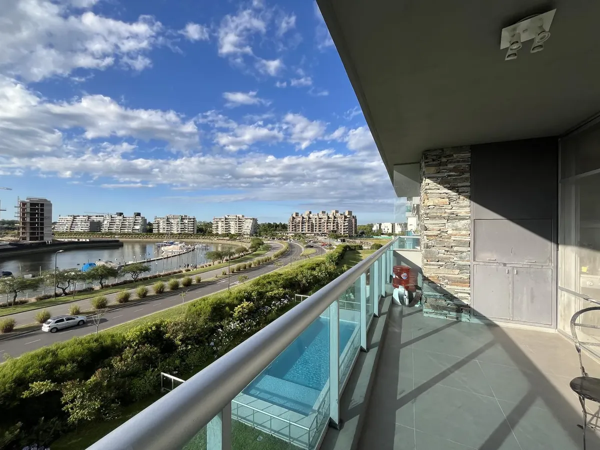 Two-room corner apartment with river view in Tigre