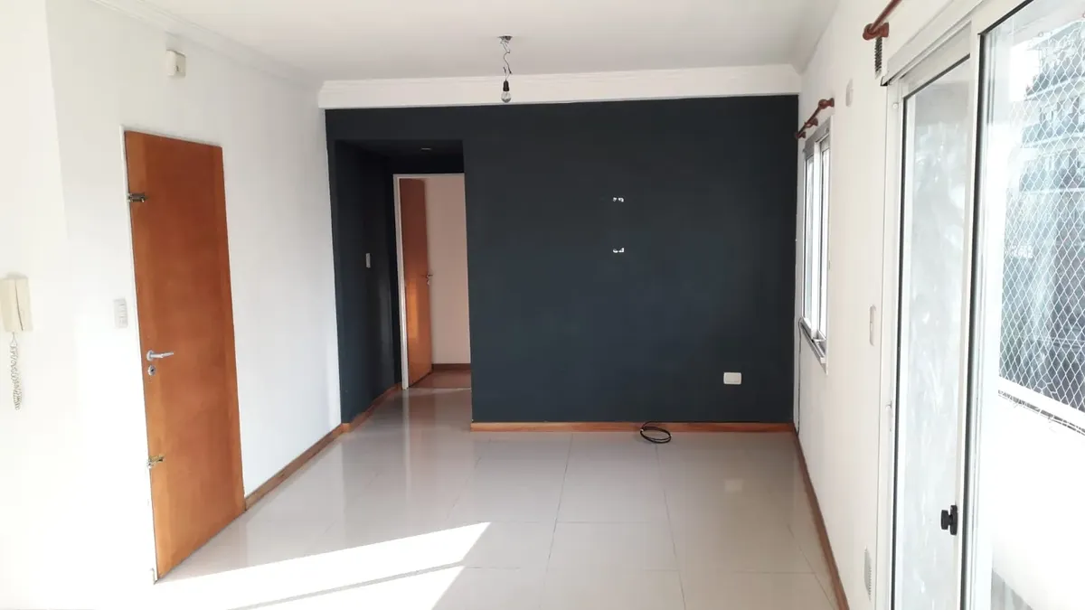 Apartamento de dois ambientes de frente em Liniers