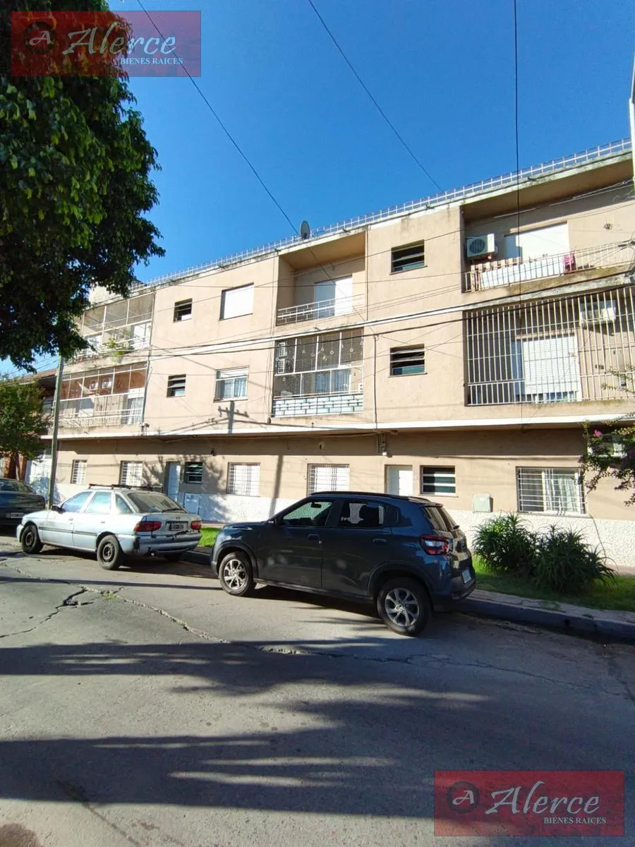 Apartamento de 3 ambientes de frente com varanda em Lanús