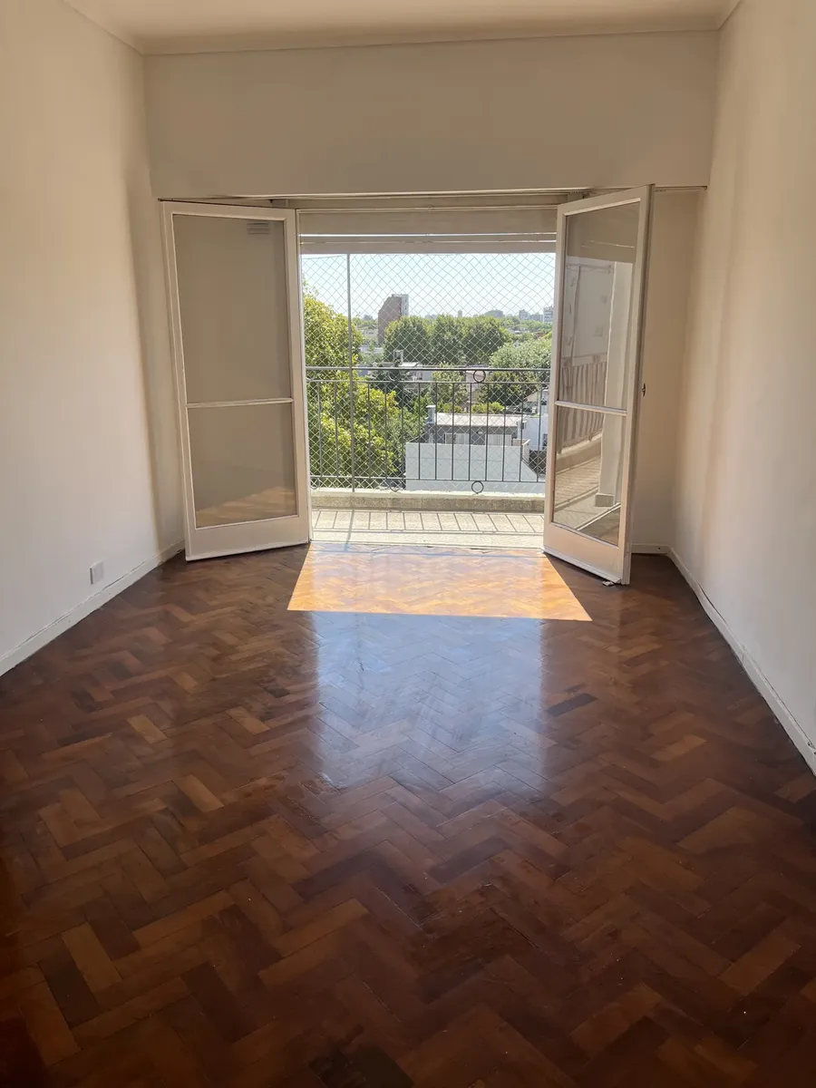 Departamento de 3 ambientes al frente en Villa Real