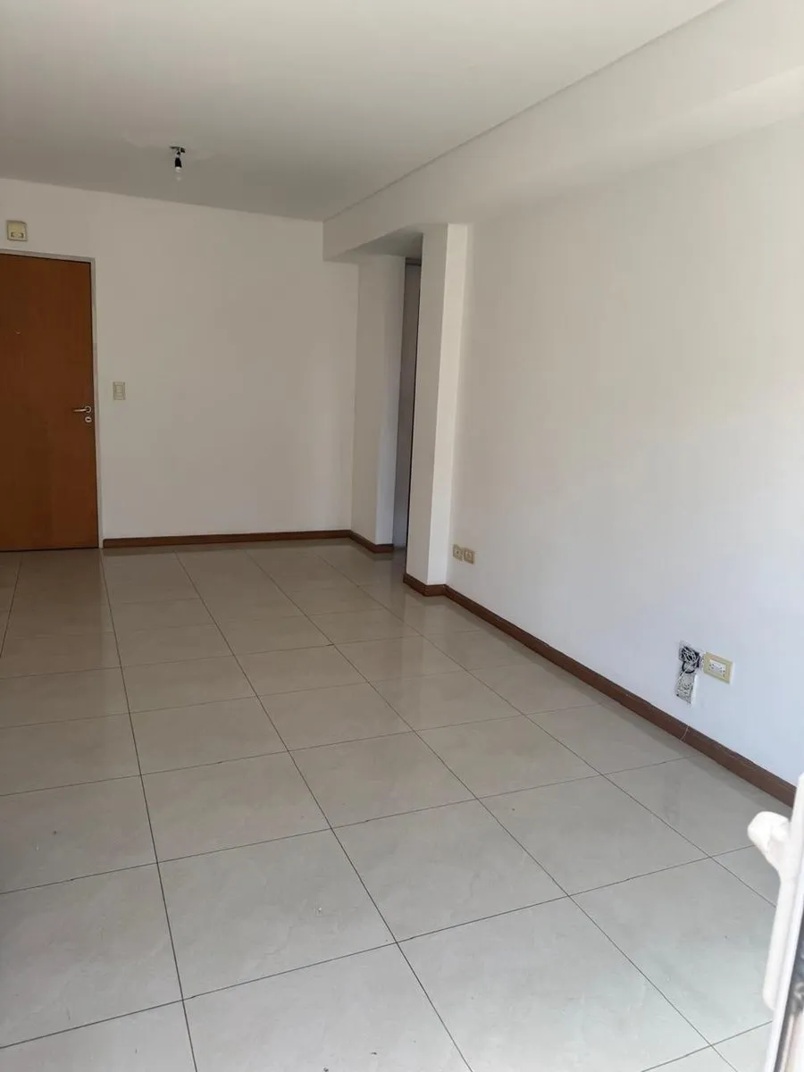 Apartamento de dois ambientes com vaga de garagem e depósito em Morón