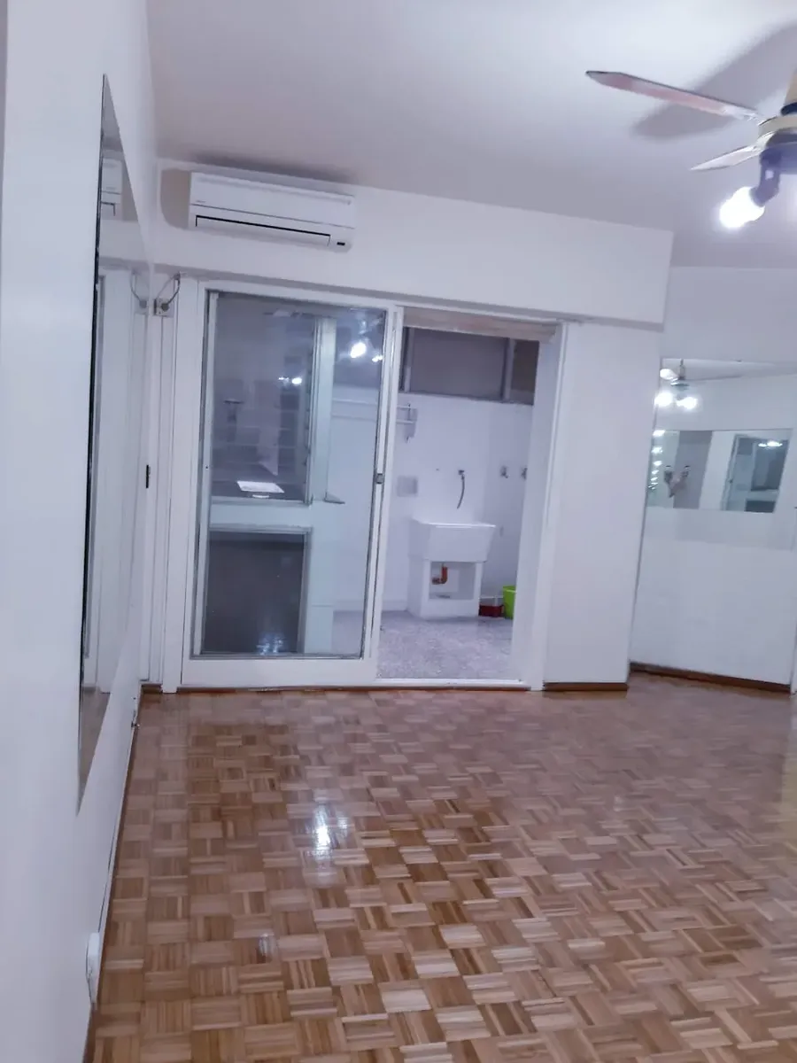 Apartamento de dois ambientes com pátio em Caballito