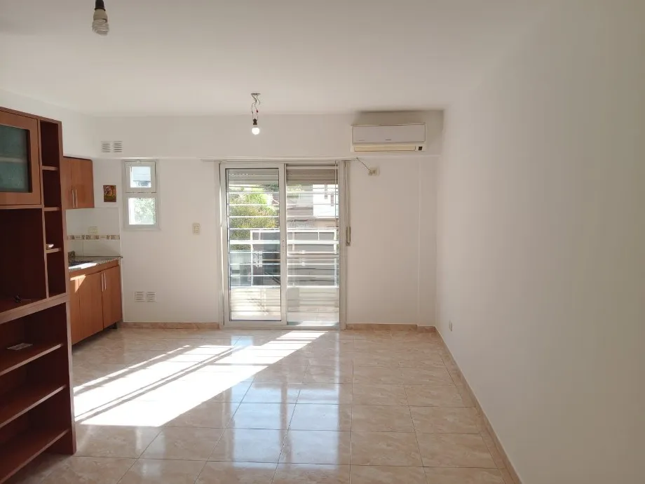 Departamento de 3 ambientes con balcón al frente en Morón