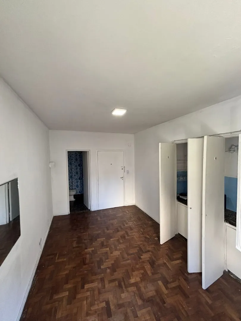 Monoambiente apto profesional al frente en Balvanera