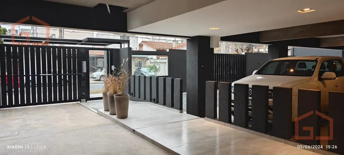 Apartamento de três ambientes com 2 dormitórios e vaga de garagem em Morón