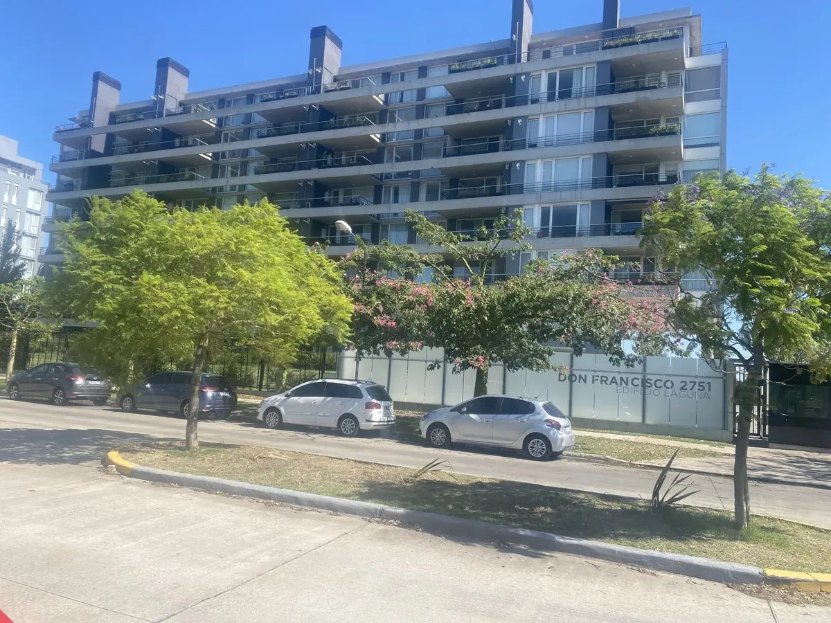 One-bedroom apartment with balcony terrace in Victoria