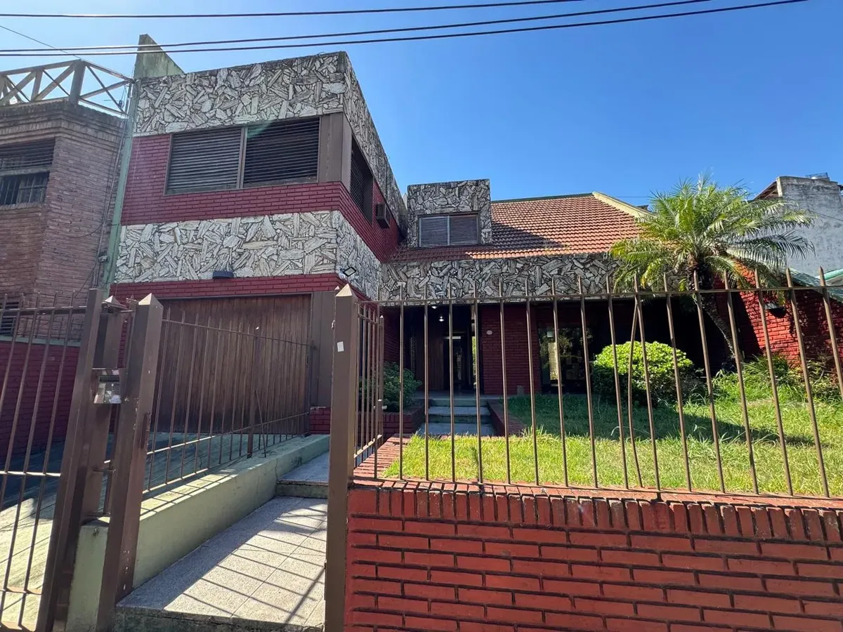Three-bedroom apartment in Tres de Febrero with covered terrace and double parking