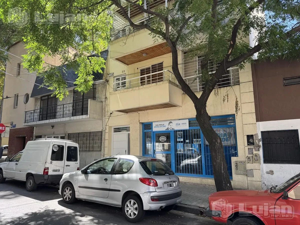 Departamento de 2 ambientes con balcón al frente en Flores