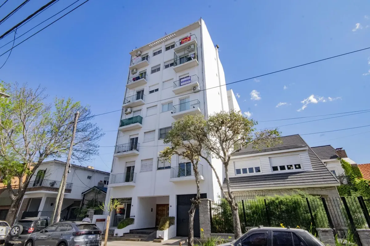 Departamento de 3 ambientes con balcón y vista al río en La Lucila