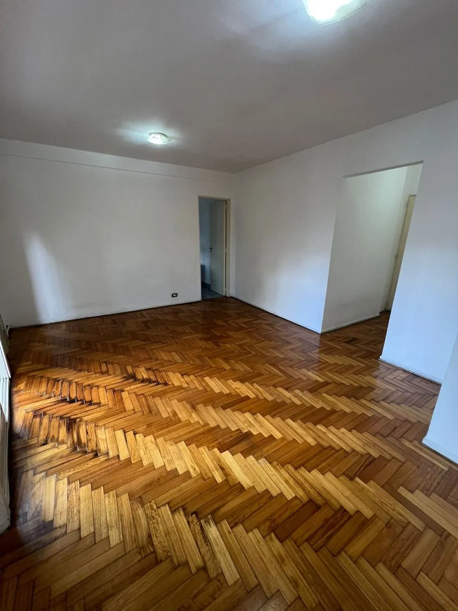 Apartamento de três ambientes com varanda em Monte Castro