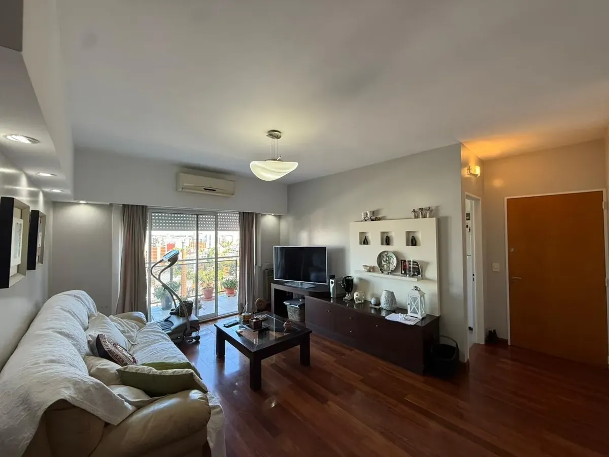 Apartamento de três dormitórios em Wilde com vaga de garagem no Los Eucaliptos