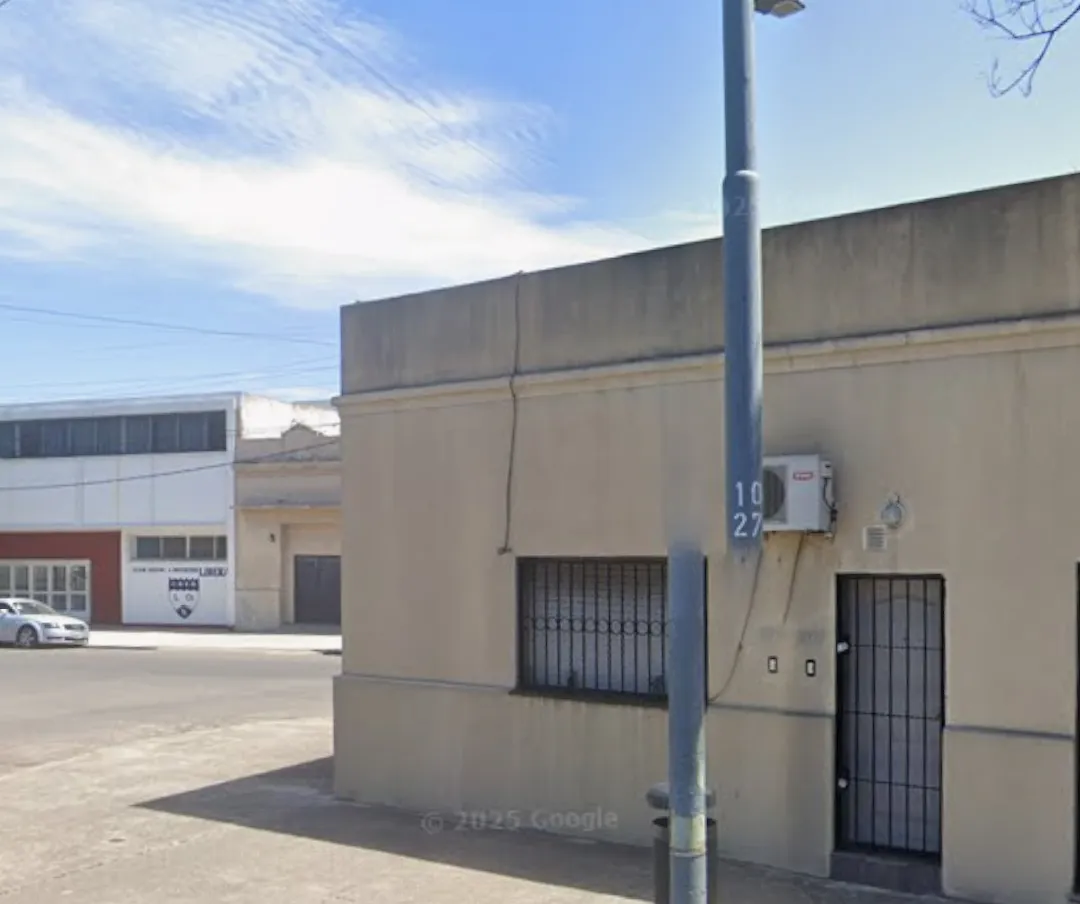 Квартира-студия с интегрированной кухней и барной стойкой в Mataderos