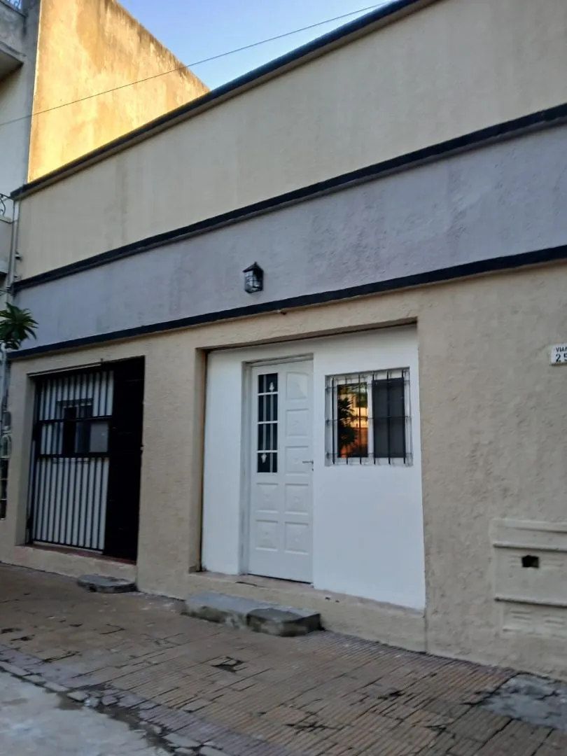 Kitnet de 1 ambiente de frente para a rua em Lanús Oeste