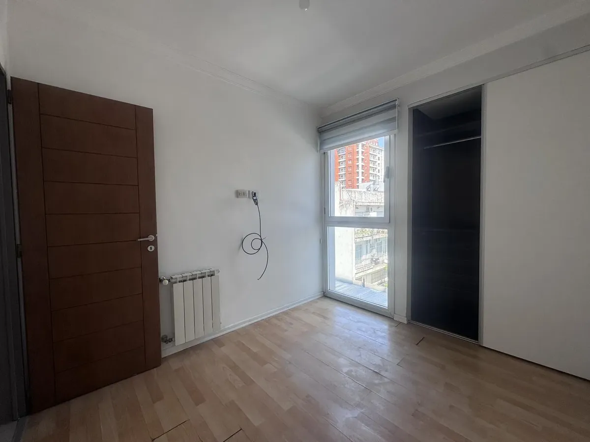 Квартира с 2 спальнями в Quilmes, окна на улицу, с балконом