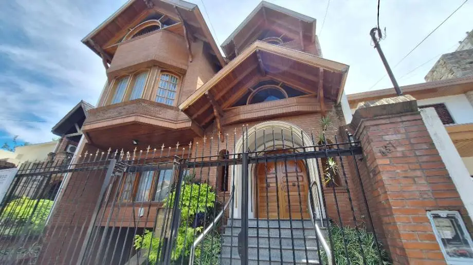 Chalet amoblado de 5 dormitorios en Ramos Mejía Sur