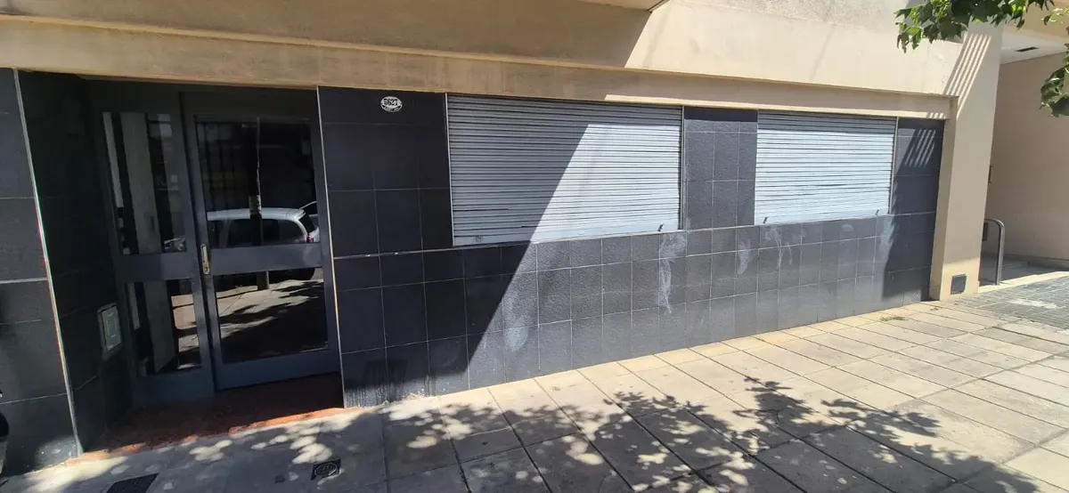 Apartamento de 3 ambientes no térreo em Monte Castro com pátio