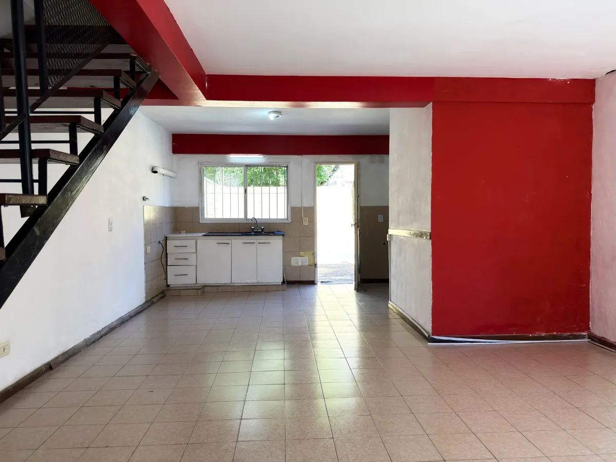 PH de 3 ambientes con 2 dormitorios y patio en Wilde