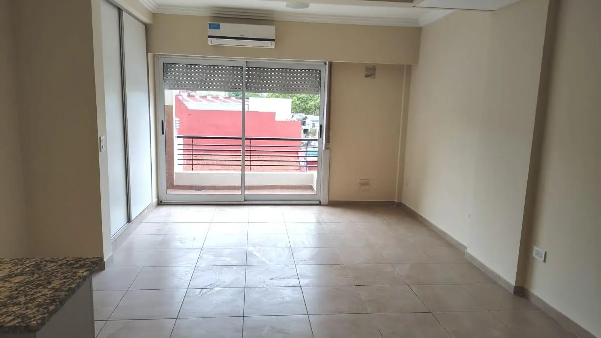 Monoambiente con balcón en alquiler en Parque Chas