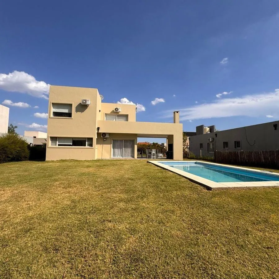 Casa mobiliada com 4 quartos em Esteban Echeverría