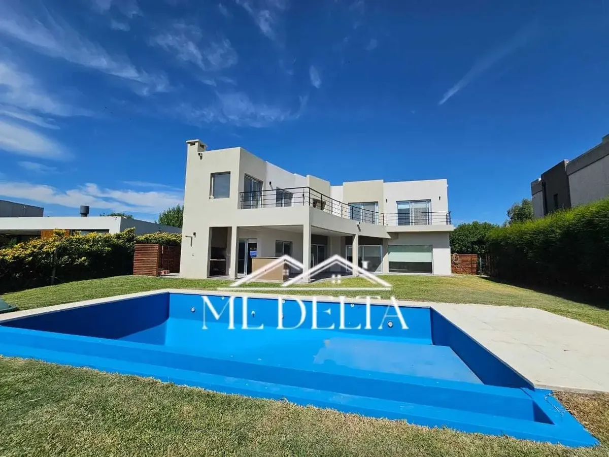 Four-bedroom house with pool in El Cantón Islas, Escobar