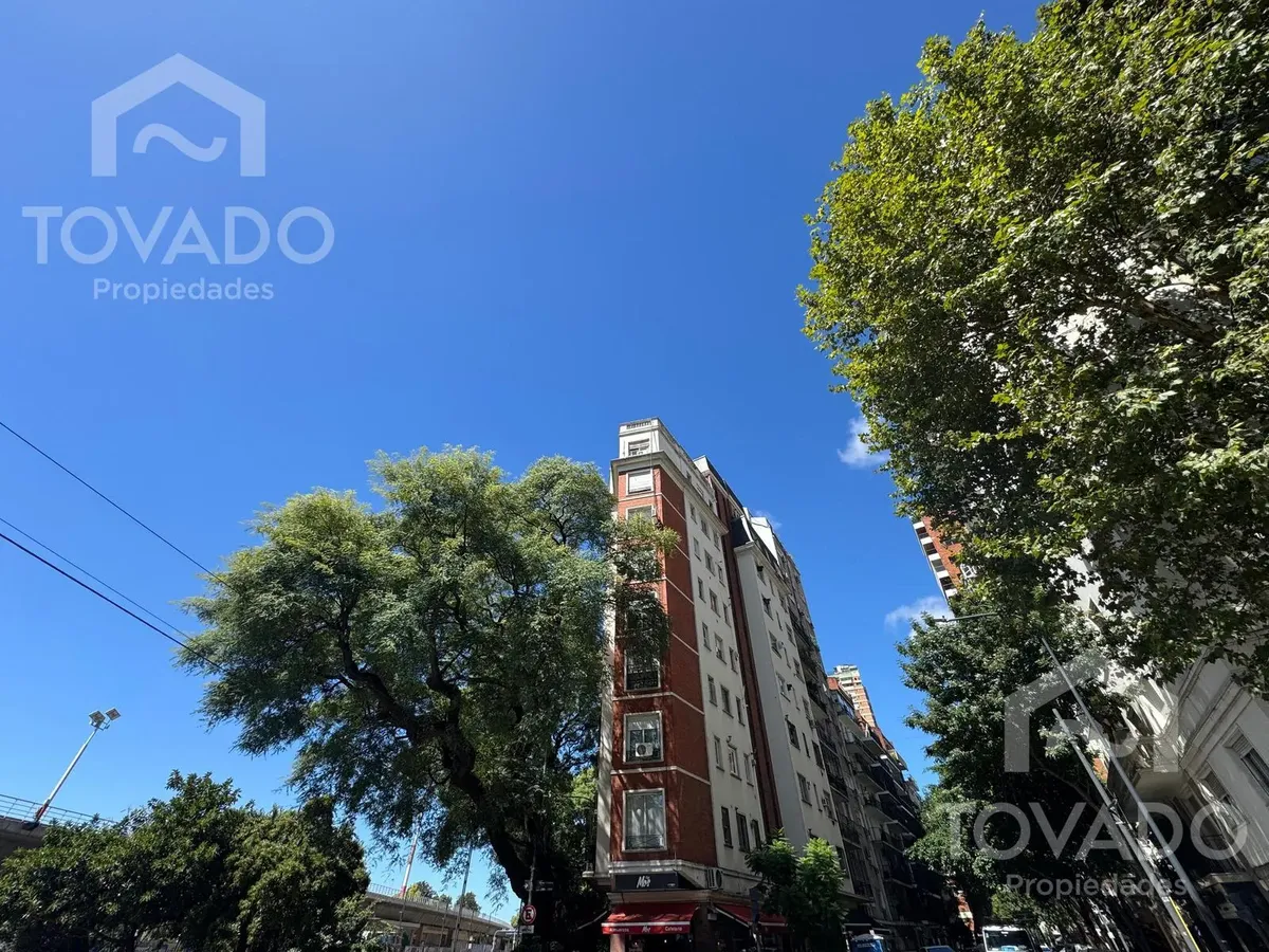 Departamento de 3 ambientes en piso alto en Belgrano