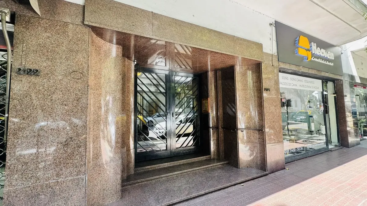 Departamento de 3 ambientes con balcón y patio en Balvanera