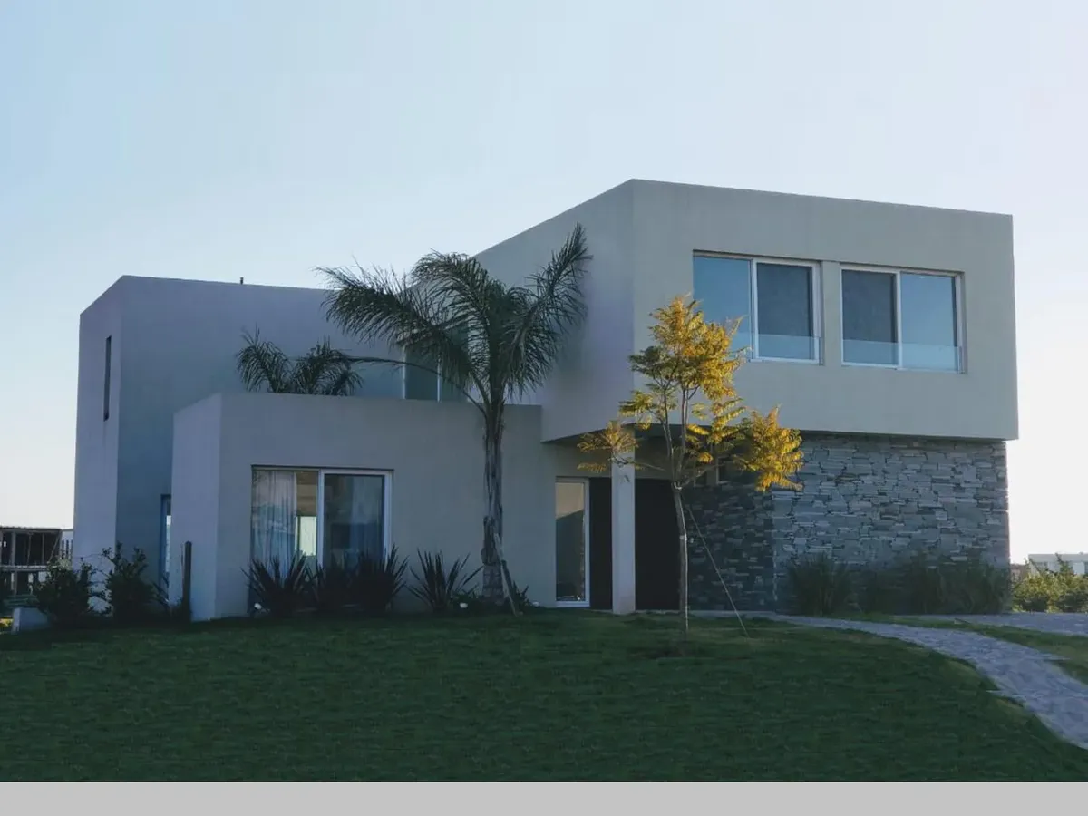 Four-bedroom house for annual rent in Castaños, Nordelta, Tigre