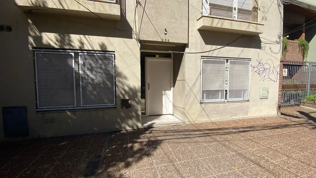 Kitnet com pátio em Morón