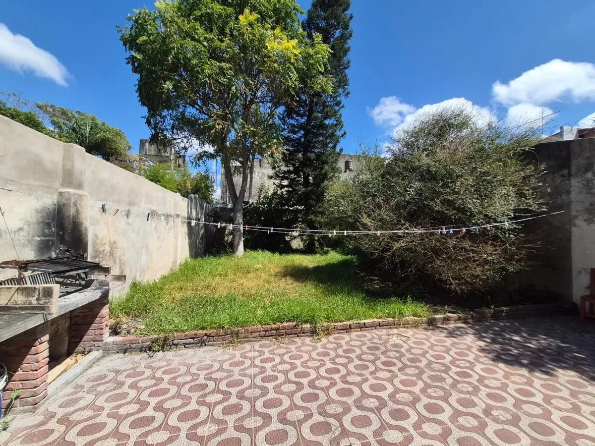 Casa tipo PH de 3 ambientes con cochera, jardín y parrilla en Villa Santa Rita